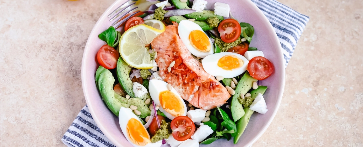 Salade met gebakken zalm, avocado & pestodressing
