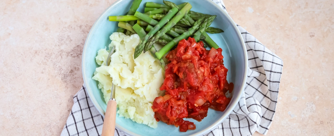 Aardappelpuree, groene asperges & falafel in tomatensaus