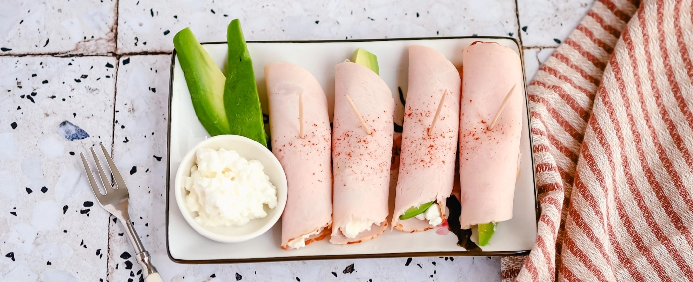 Kalkoenrolletjes met cottage cheese & avocado