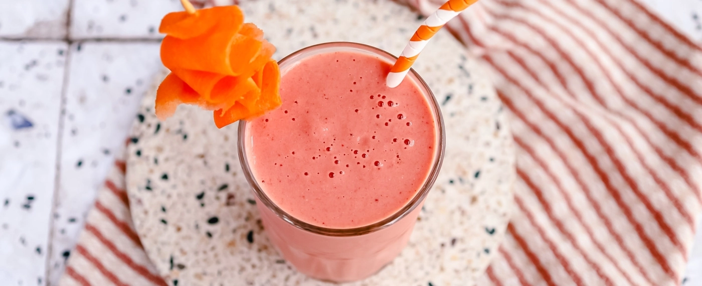 Ontbijtshake met wortel & aardbeien
