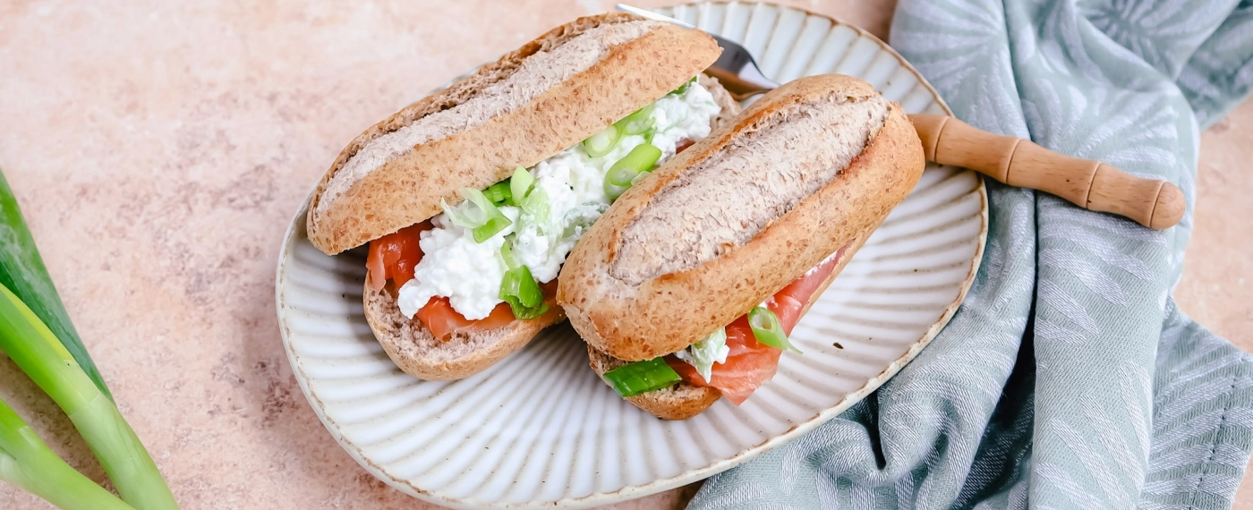 Pistolet met pittige cottage cheese & gerookte zalm