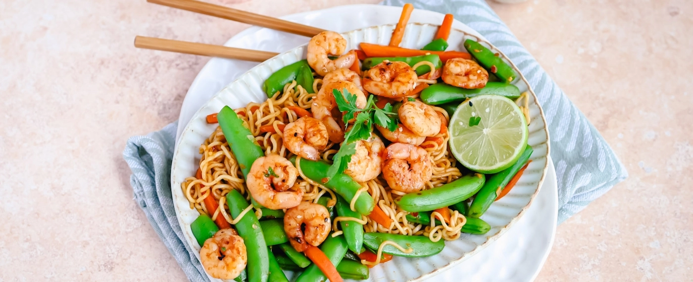 Noedels met sugar snaps, wortel & garnalen