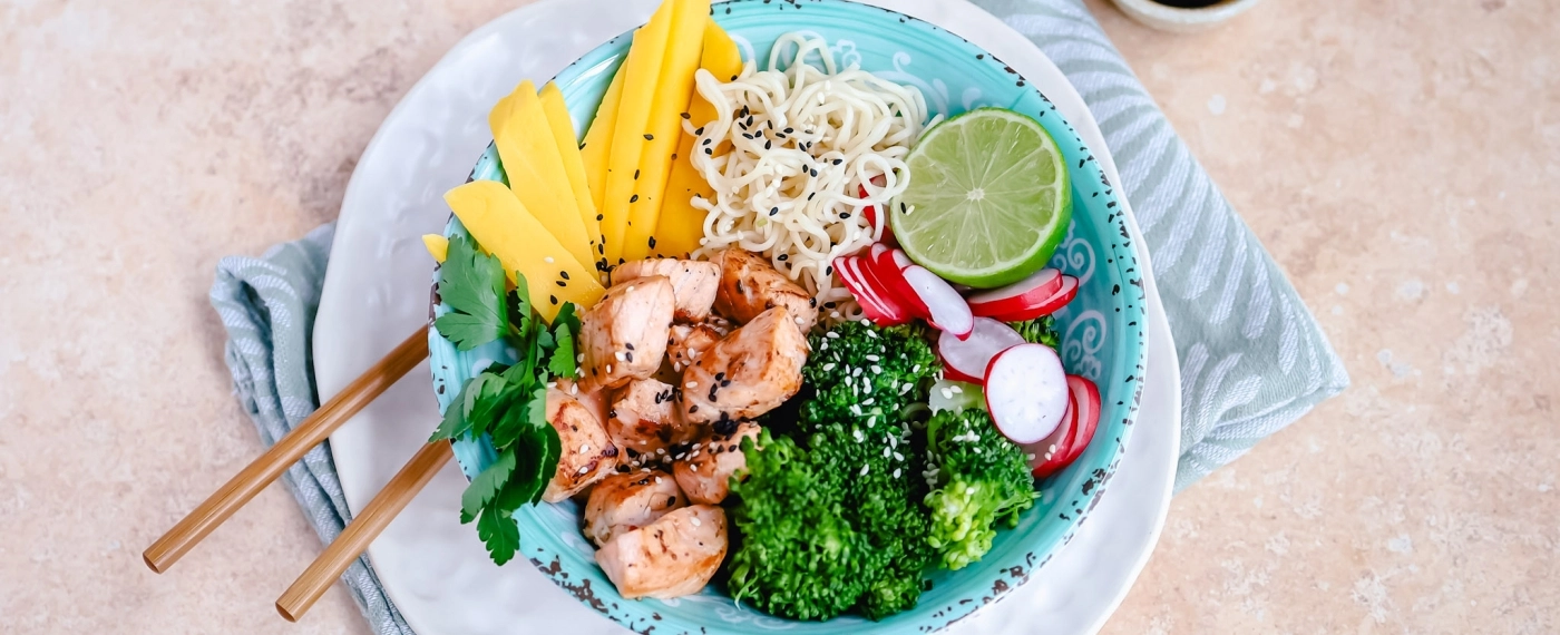 Poké bowl met noedels & zalm