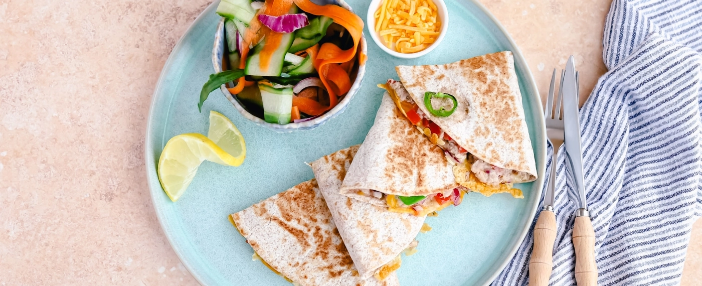 Tonijn quesadilla met zoetzure salade