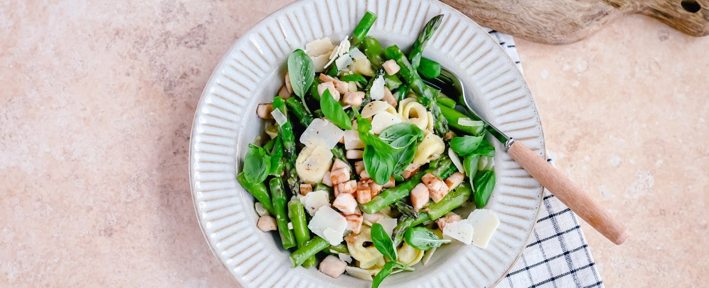 Tortellini met groene asperges & gerookte kip