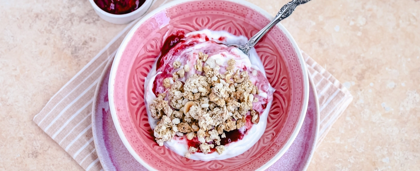 Yoghurt met aardbeiensaus & muesli
