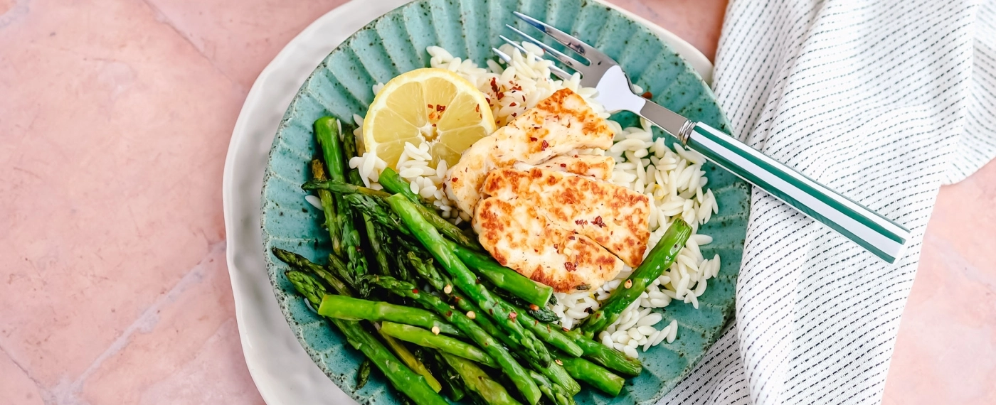 Citroen orzo met groene asperges & halloumi