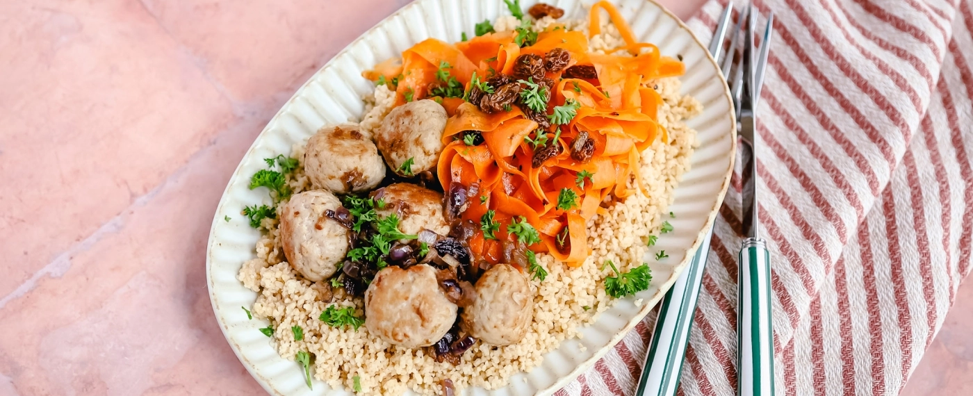 Kipgehaktballetjes met couscous & wortelsalade
