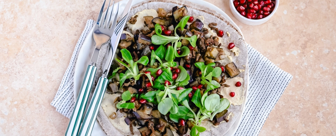 Platbrood met hummus, aubergine & gehakt