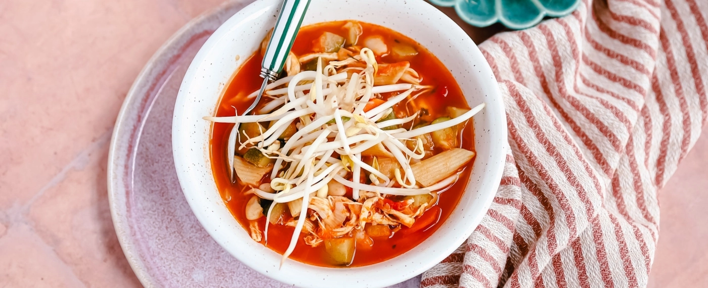 Rijkgevulde Italiaanse soep met wortel, courgette, pasta & kip