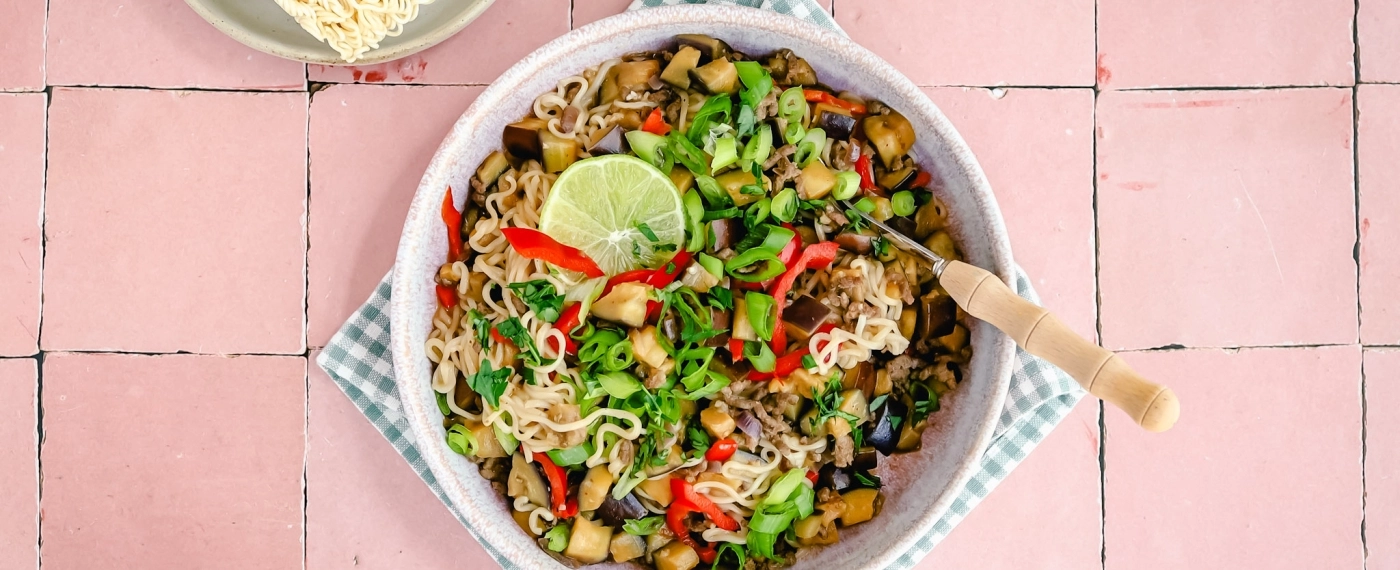 Currynoedels met plantaardig gehakt, aubergine & paprika