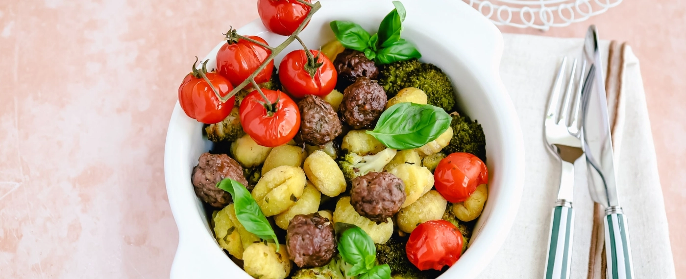Gnocchi traybake met gehaktballetjes, tomaat & broccoli