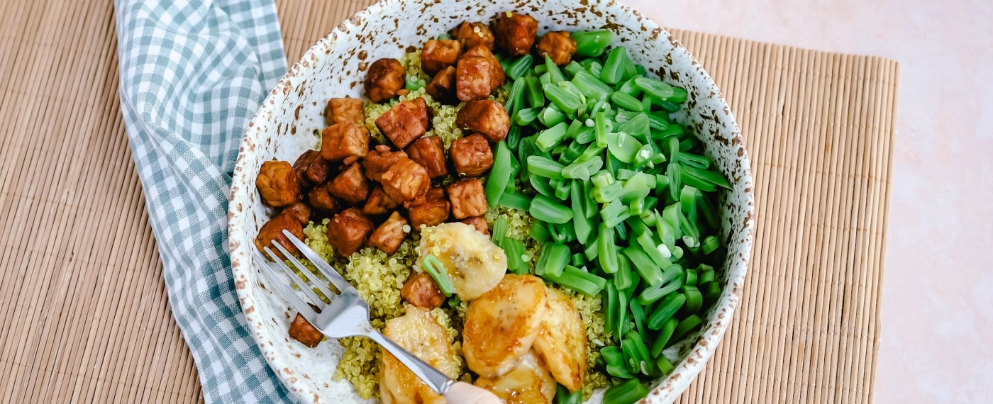 Kerrie bloemkoolrijst met snijbonen, tempeh & banaan