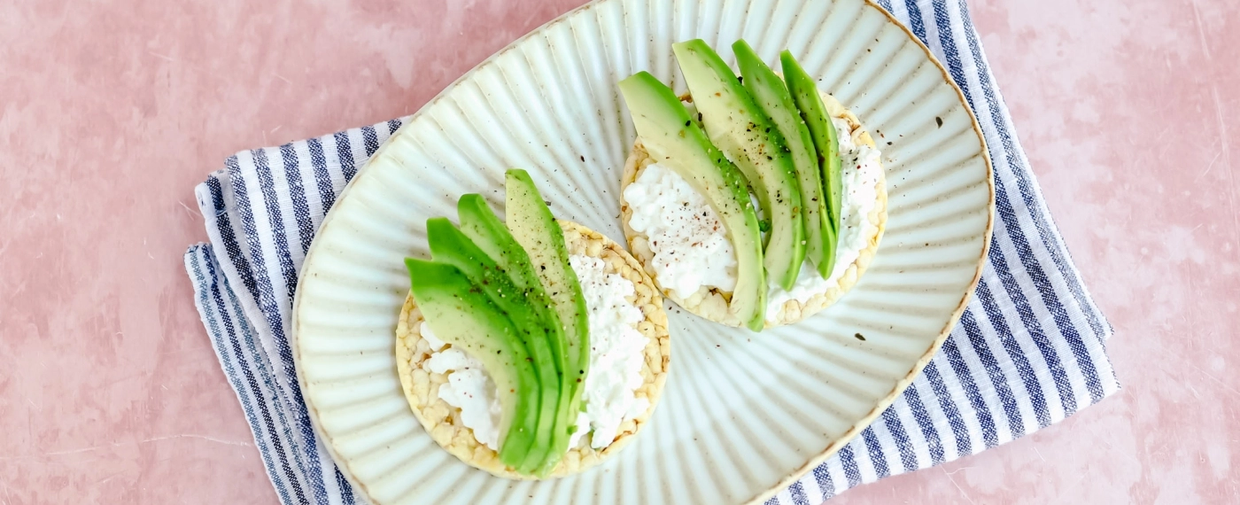 Maïswafels met cottage cheese & avocado
