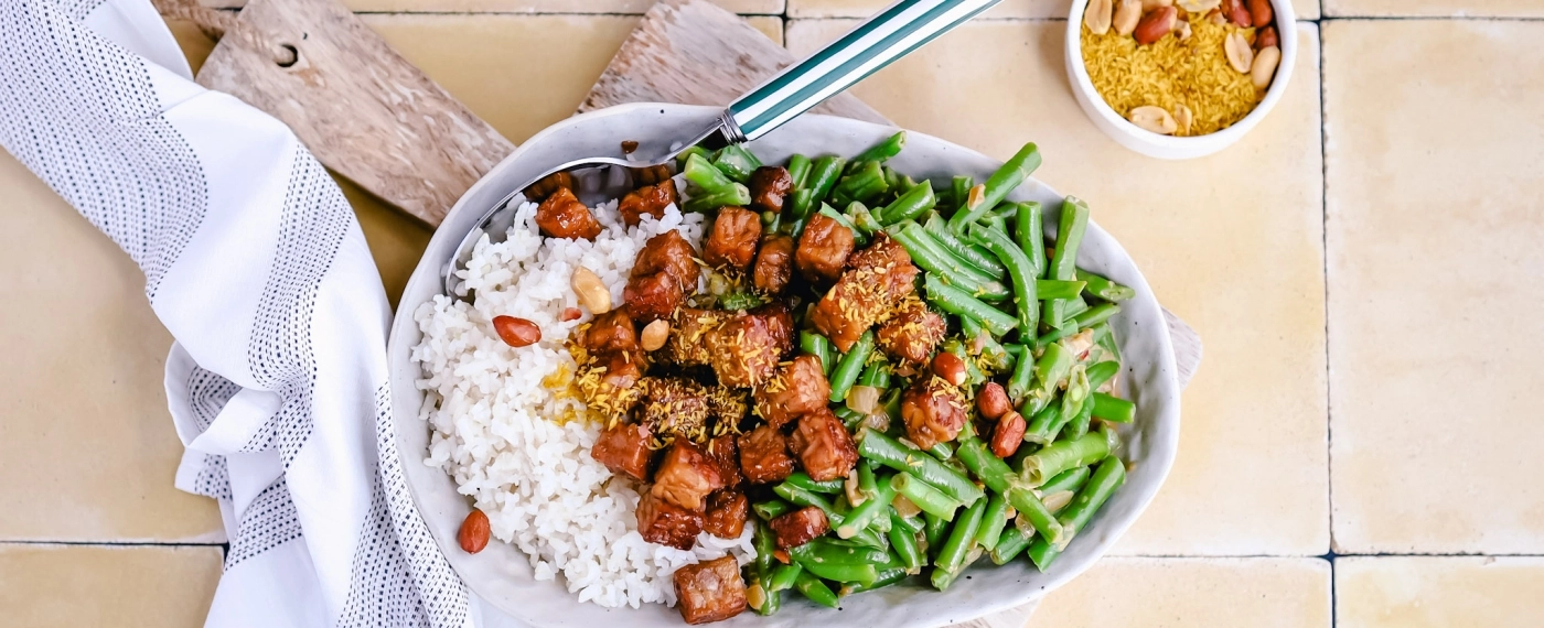 Bloemkoolrijst met sajoerboontjes & sticky tempeh