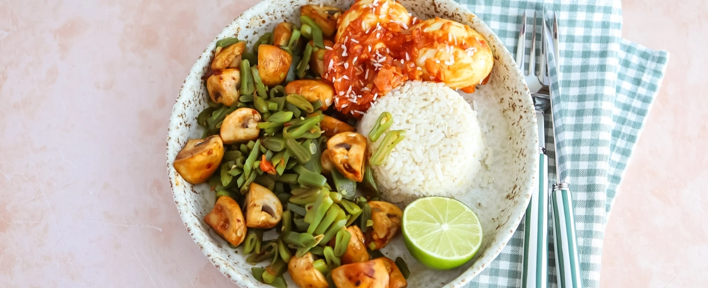 Bloemkoolrijst met snijbonen, champignons & eieren in pittige saus