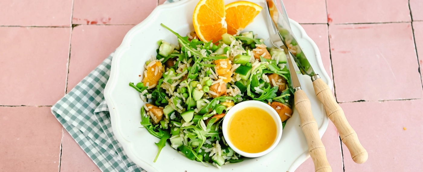 Salade van bloemkoolrijst met sinaasappel & kip