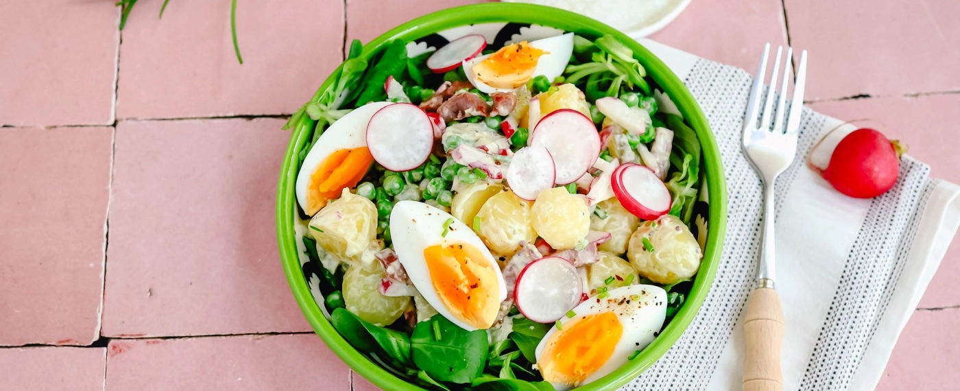 Aardappelsalade met tuinerwten, kalkoen spekreepjes & ei