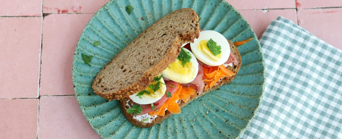 Brood met rosbief & ei