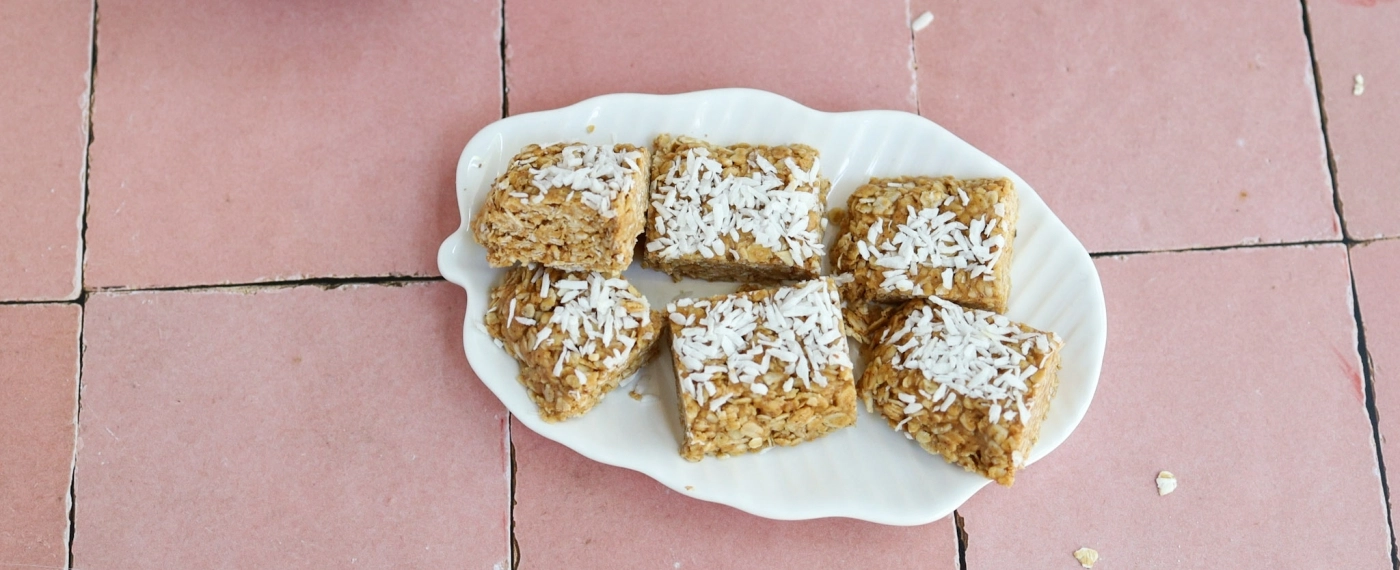 Pindakaasreepjes met geraspte kokos