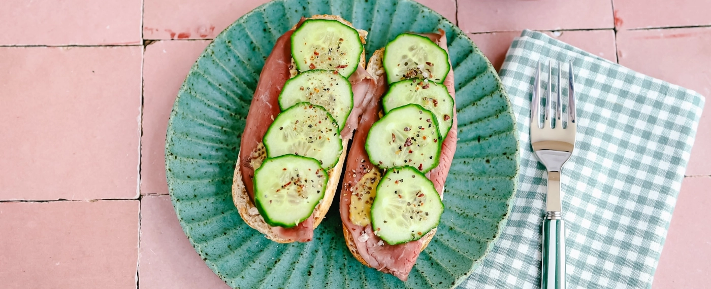 Pistolet met rosbief & komkommer