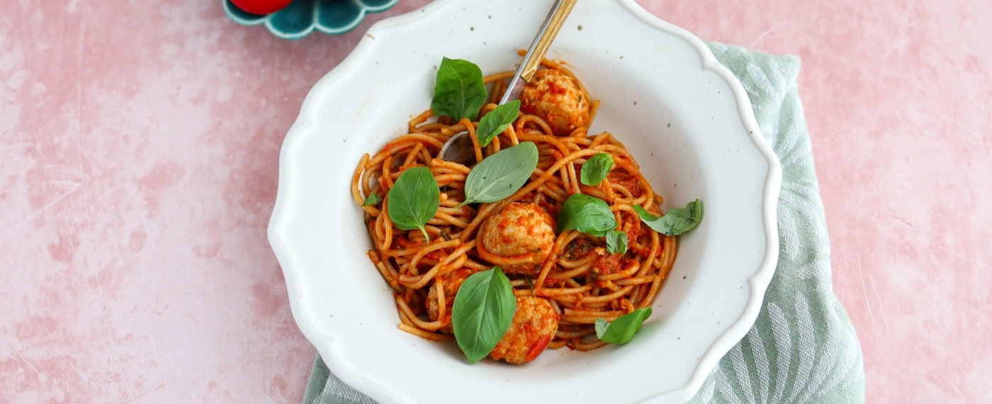 Spaghetti met kipgehaktballetjes in tomatensaus