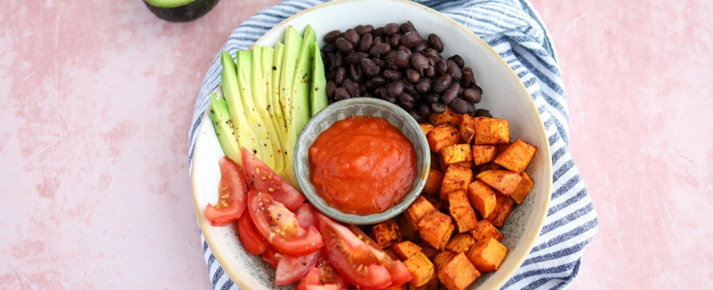 Zoete aardappel bowl met zwarte bonen & avocado