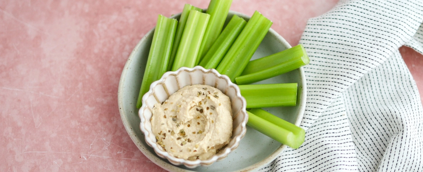 Bleekselderij met hummus