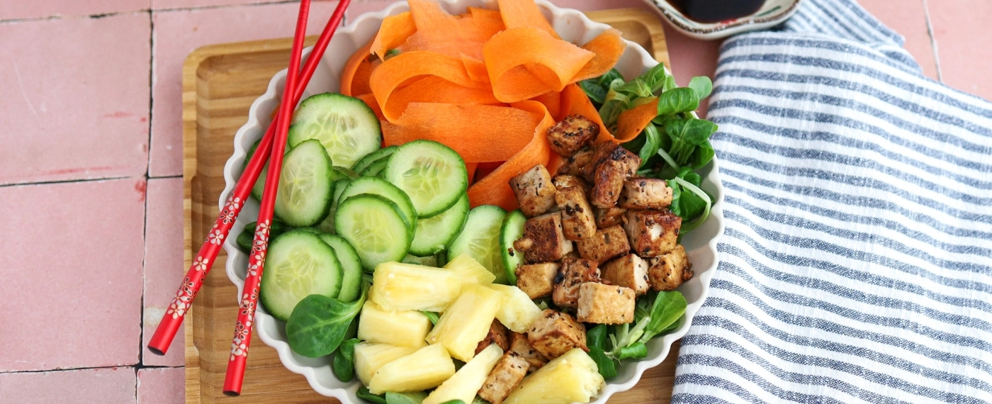 Bowl met gemarineerde tofu & ananas