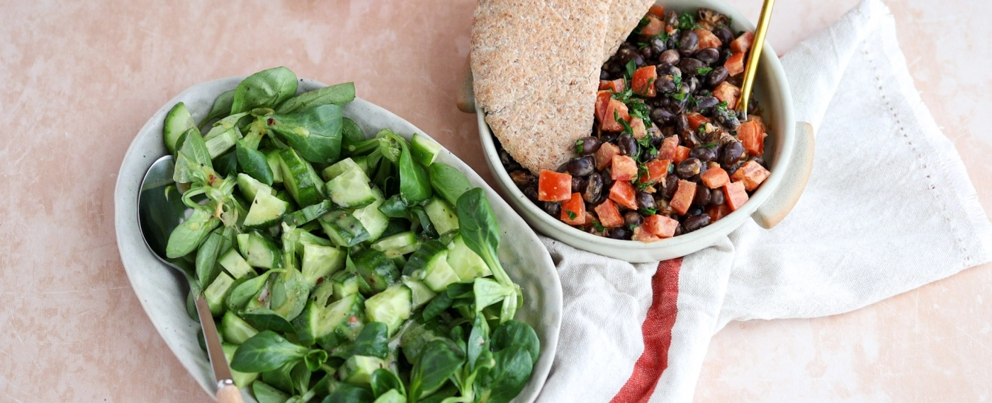 Pitabroodje met pittige zwarte bonen & salade