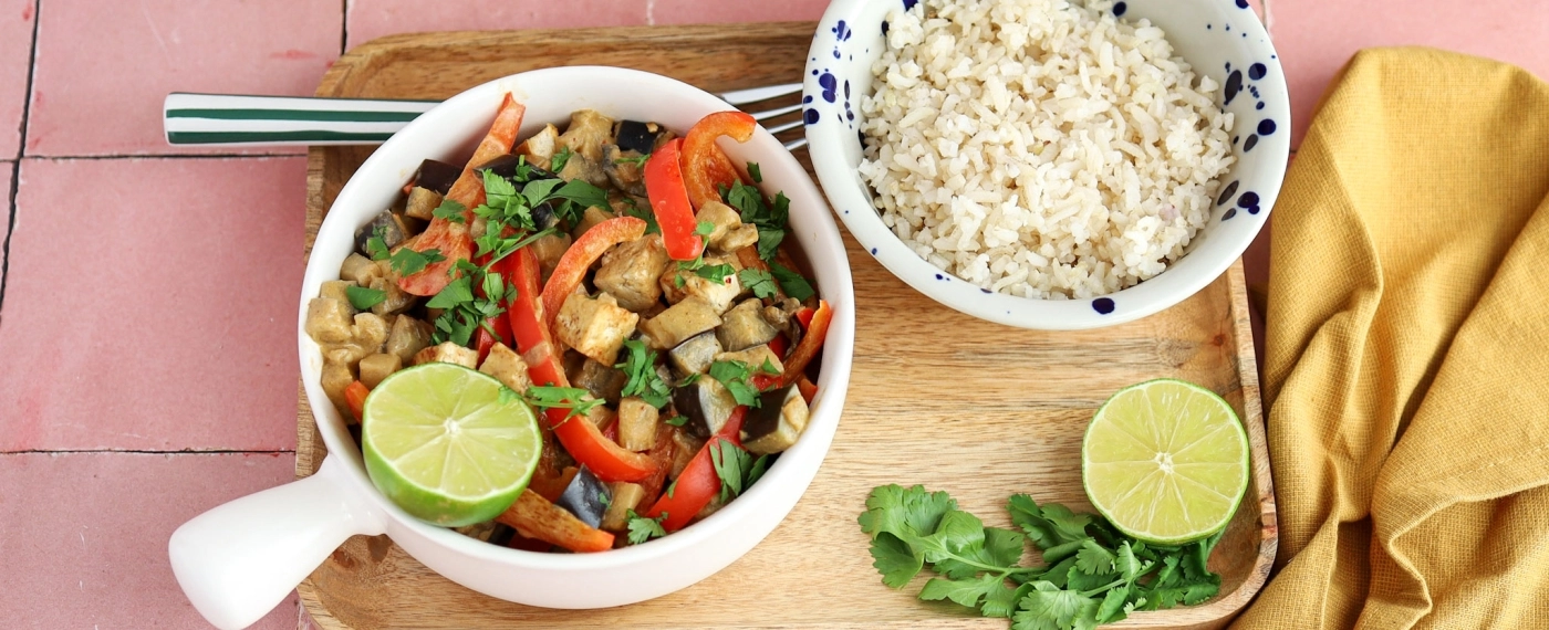Rode curry met tofu, aubergine & paprika