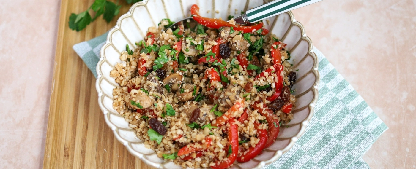 Tabouleh van bloemkoolrijst met champignons & paprika