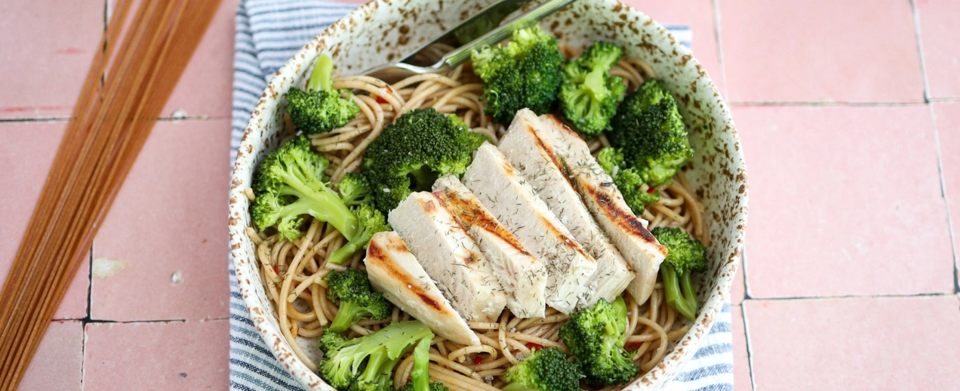Tonijnsteak met pittige spaghetti & broccoli