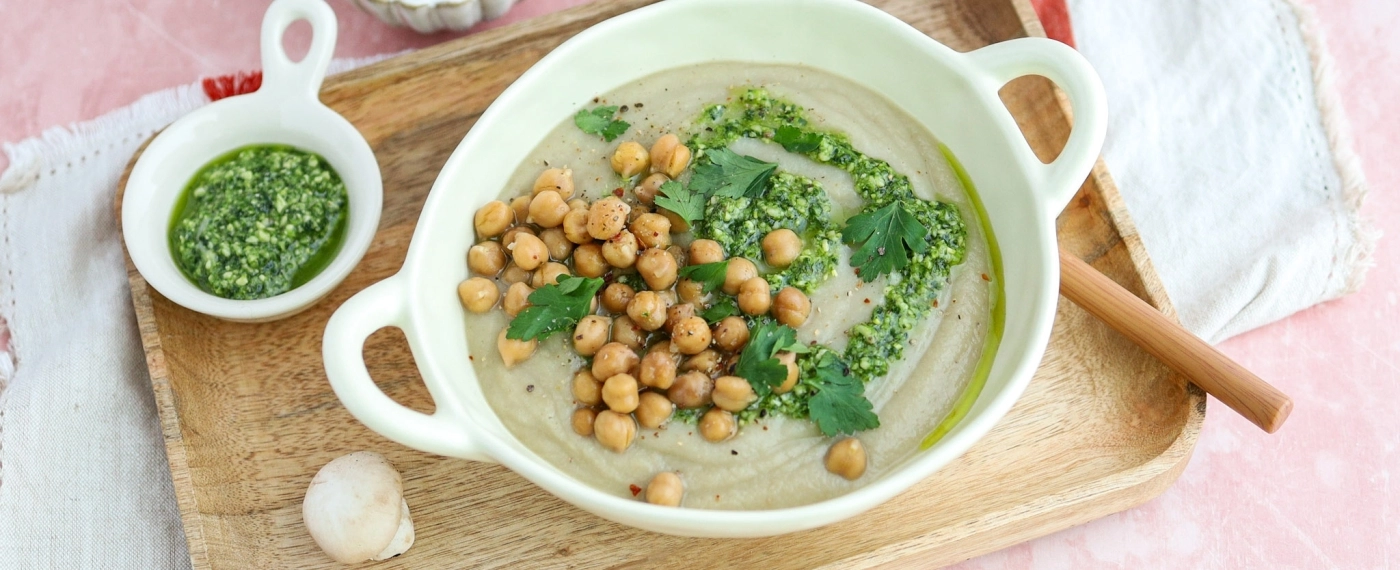 Bloemkool-champignonsoep met pesto & kikkererwten