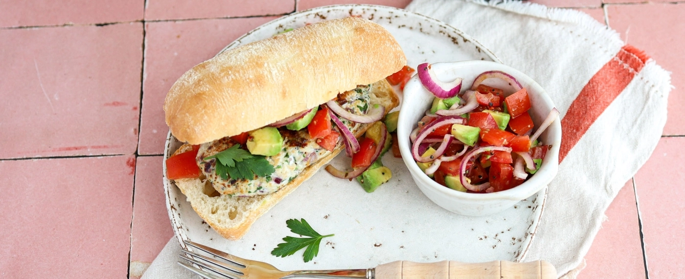 Broodje kipburger met tomaat & avocado salsa