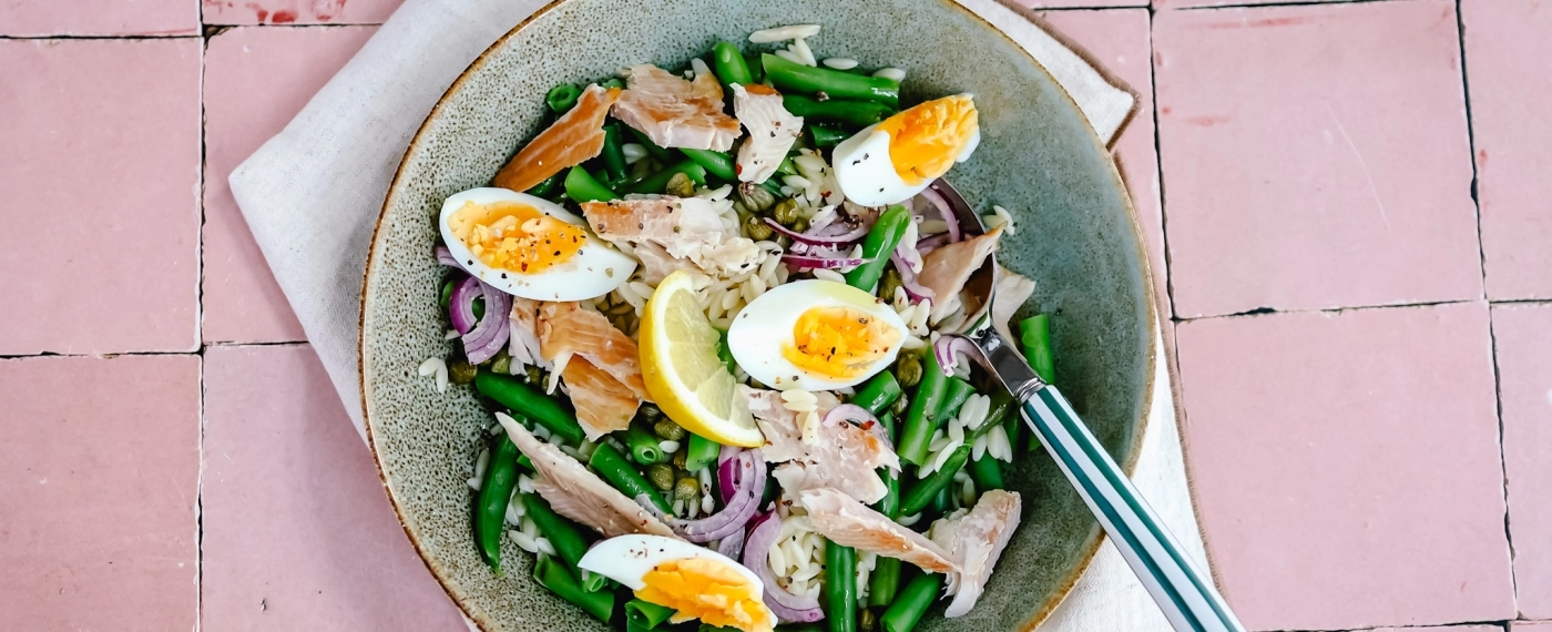 Orzosalade met sperziebonen, gerookte forel & ei