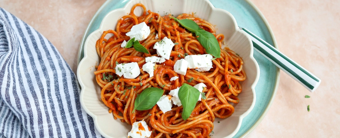 Spaghetti met gegrilde puntpaprikasaus & geitenkaas