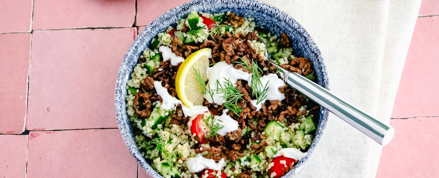 Bulgursalade met ras el hanoutgehakt & knoflooksaus