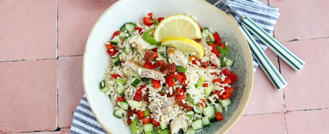 Salade van bloemkoolrijst met gerookte forel