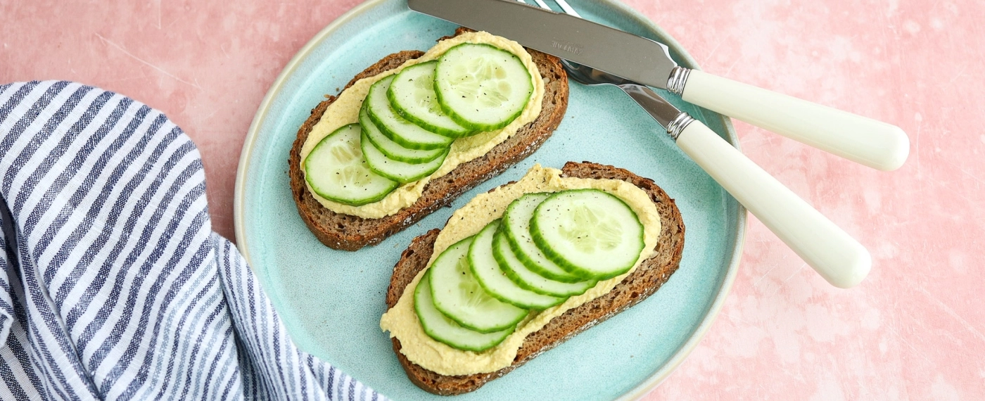 Brood met kerriehummus