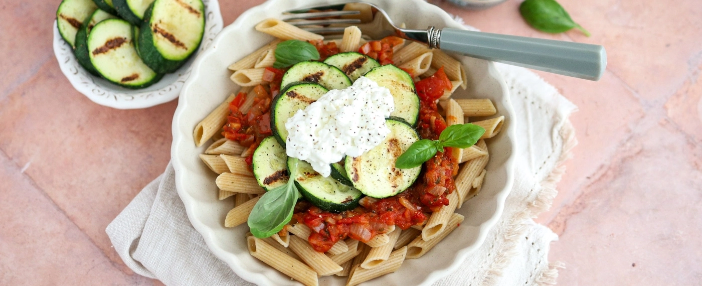 Penne met tomatensaus & geroosterde courgette