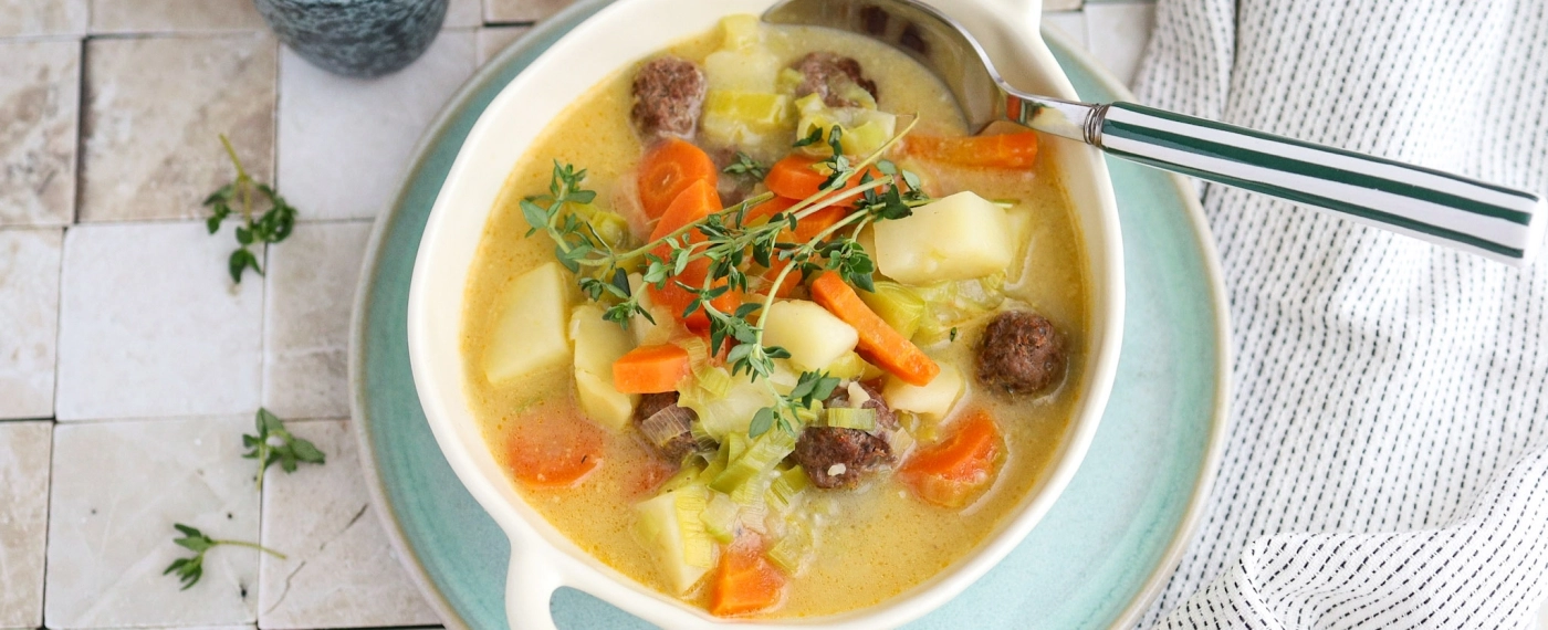 Aardappelsoep met prei, wortel & gehaktballetjes