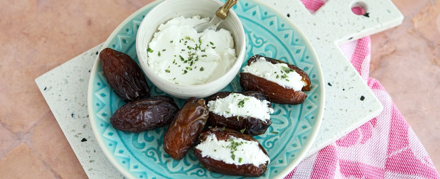 Dadels gevuld met geitenkaasspread