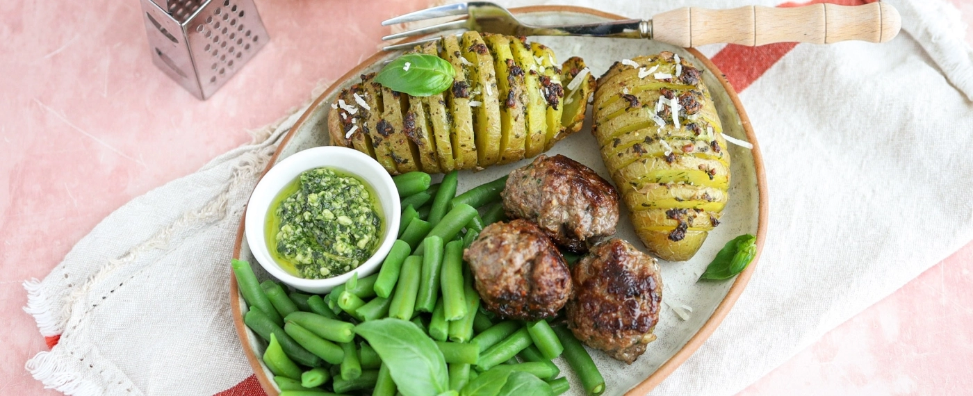 Hasselback aardappel met pesto, gehaktballetjes & sperziebonen