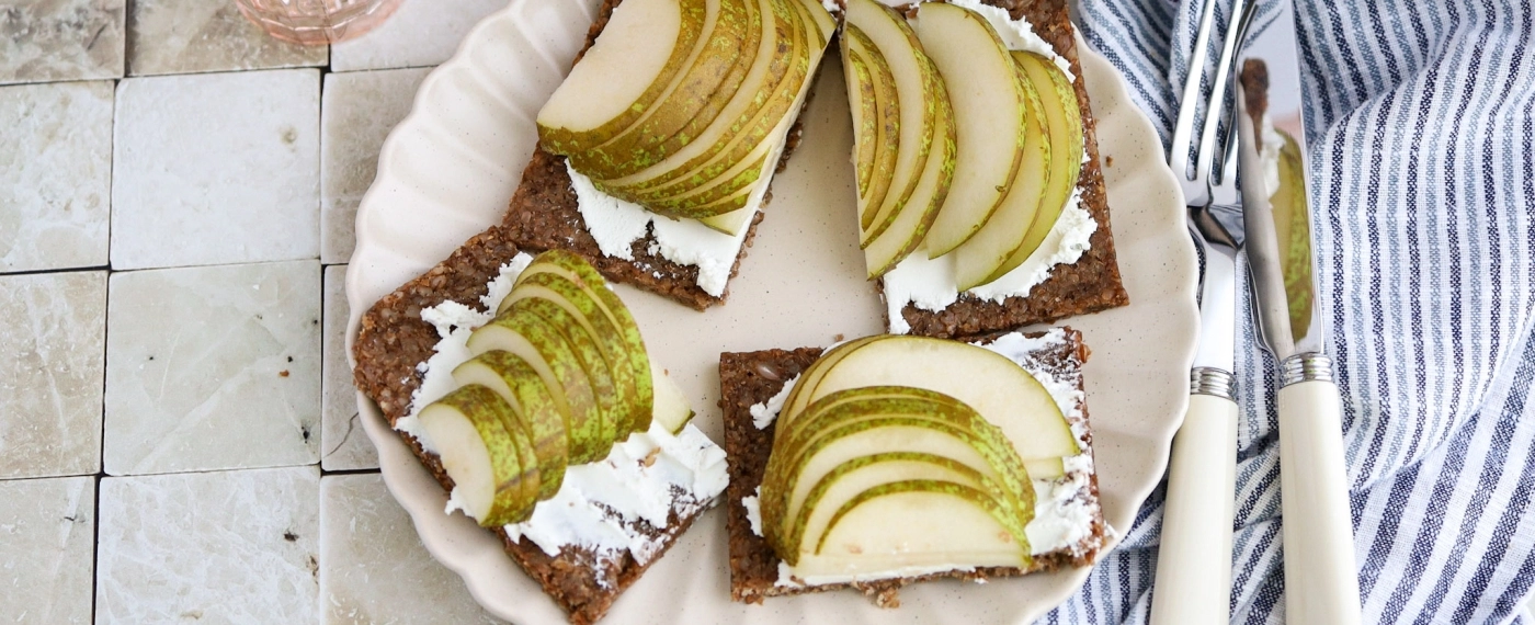 Roggebrood met geitenkaasspread & peer