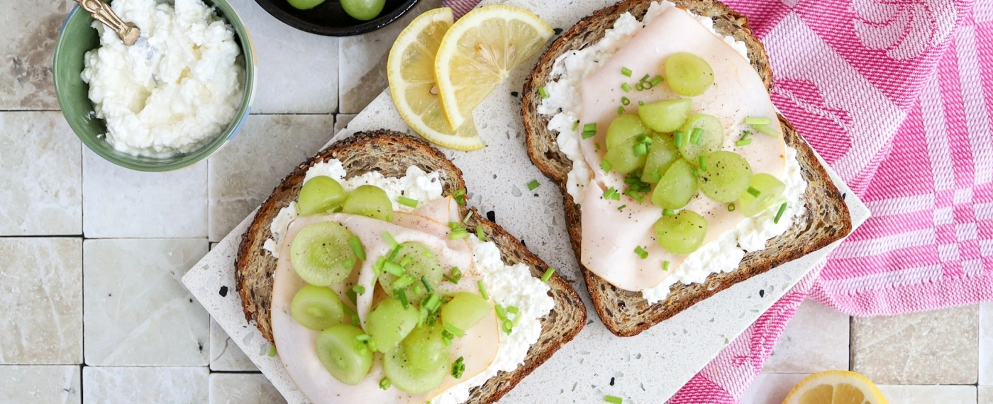 Brood met kalkoenfilet, cottage cheese & druiven