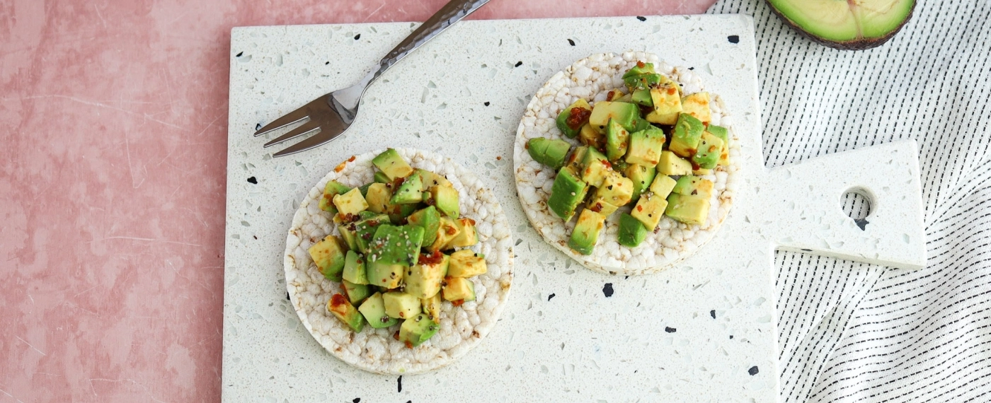 Maïswafels met avocado & sambal
