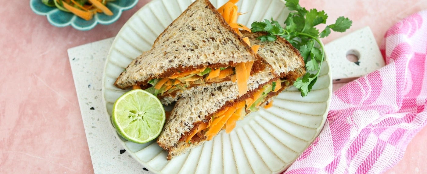 Sandwich met pindakaas & wortelsalade