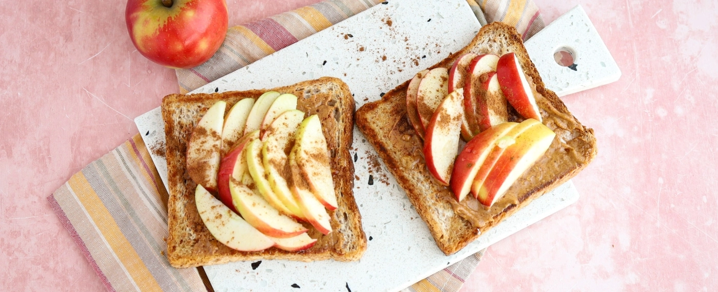 Brood met pindakaas, appel, kaneel & honing