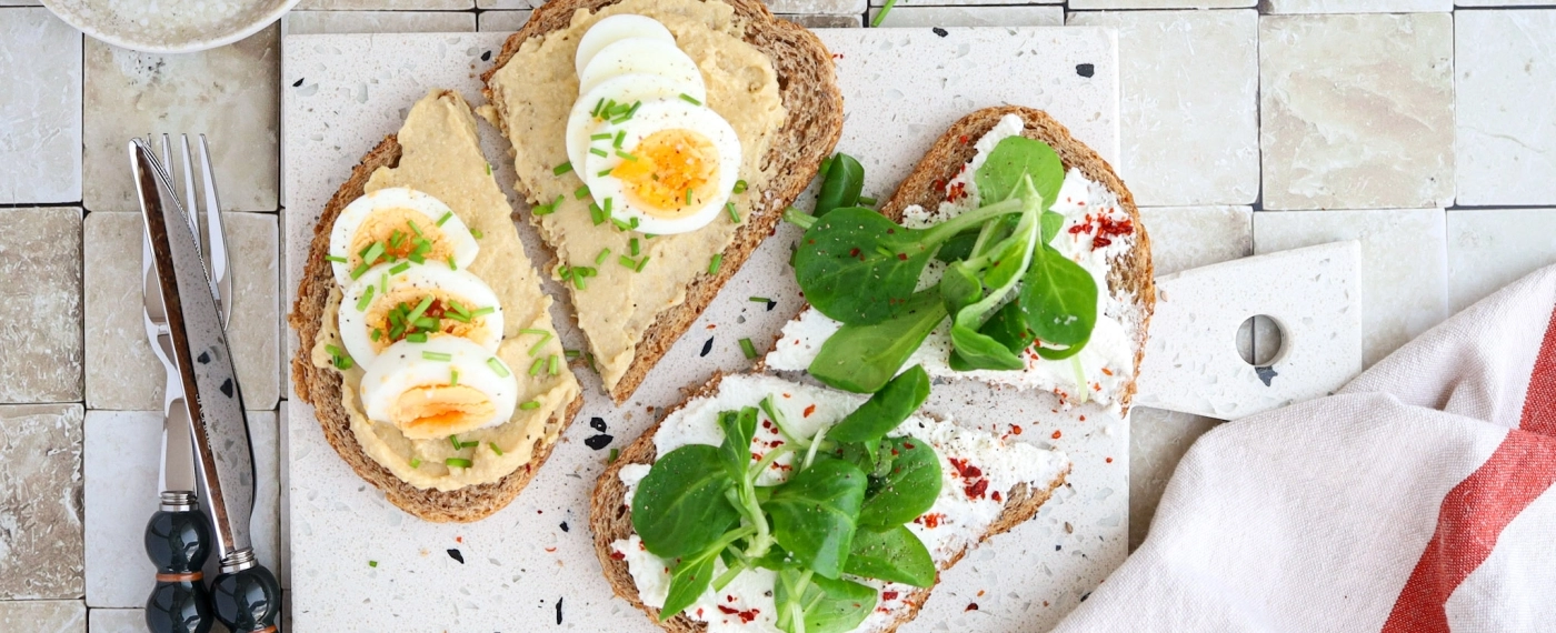 Brood met ei, hummus & veldsla